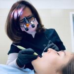 femme tenant un instrument médical sur la bouche d'une personne
