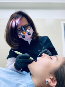 femme tenant un instrument médical sur la bouche d'une personne