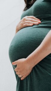une femme enceinte se tient le ventre après un test ADN de paternité prénatal